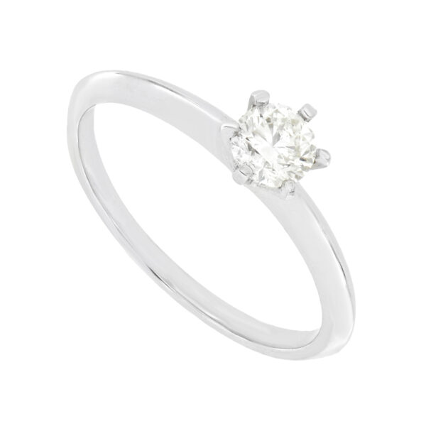 Anillo de compromiso en oro blanco con diamante