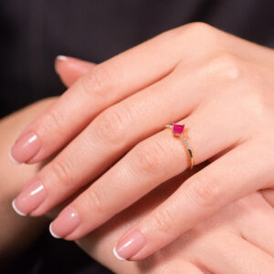 Anillo de oro con rubi y diamantes naturales - Imagen 3
