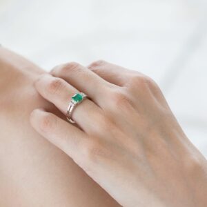 Anillo de oro blanco con esmeralda y diamantes - Imagen 2