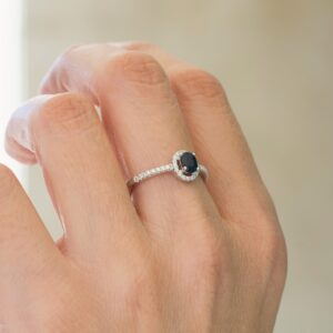 Anillo con zafiro y diamantes - Imagen 2