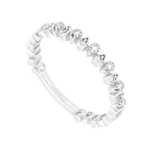 Anillo alternado de oro blanco con diamantes