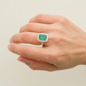 Anillo de oro blanco con esmeralda y diamantes - Imagen 2