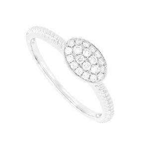 Anillo oval de oro blanco con diamantes