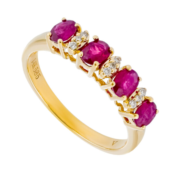 Anillo de oro amarillo con rubíes y diamantes