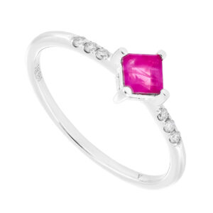 Anillo de oro  con rubi y diamantes