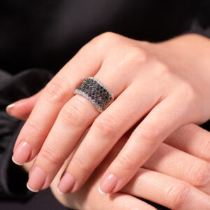 Anillo de con diamantes blancos y negros naturales - Imagen 3