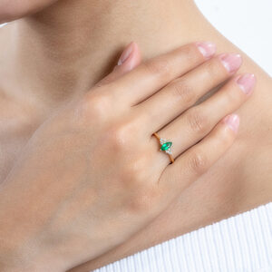Anillo de oro amarillo con esmeralda y diamantes - Imagen 3