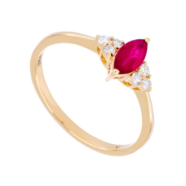 Anillo de oro amarillo con rubi y diamantes