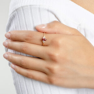 Anillo de oro amarillo con rubi y diamantes - Imagen 3