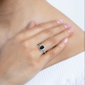 Anillo de oro blanco con zafiro y diamantes - Imagen 3