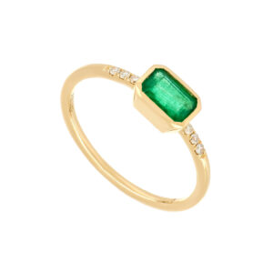 Anillo de oro amarillo con esmeralda y diamantes