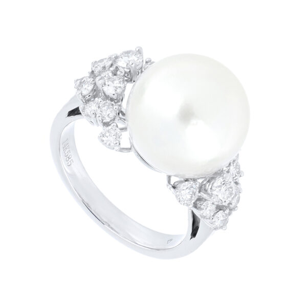 Anillo de oro blanco con diamantes y perla natural
