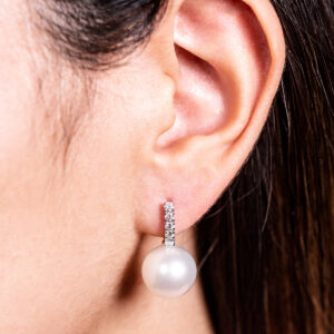 Aretes de oro blanco con perlas y diamantes - Imagen 3