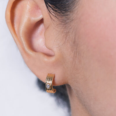 Aretes arco de oro amarillo con diamantes - Imagen 3