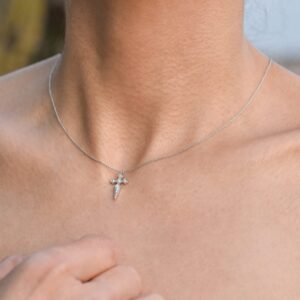 Dije cruz de oro blanco con diamantes - Imagen 2