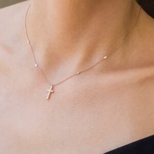 Dije de cruz de oro rosa con diamantes - Imagen 2