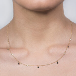 Gargantilla charms de oro blanco con diamantes blancos y negros - Imagen 3