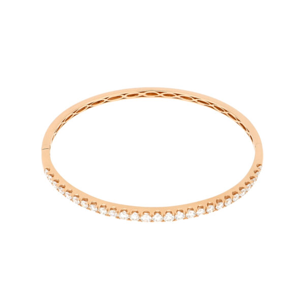 Aro en oro rosa con diamantes.